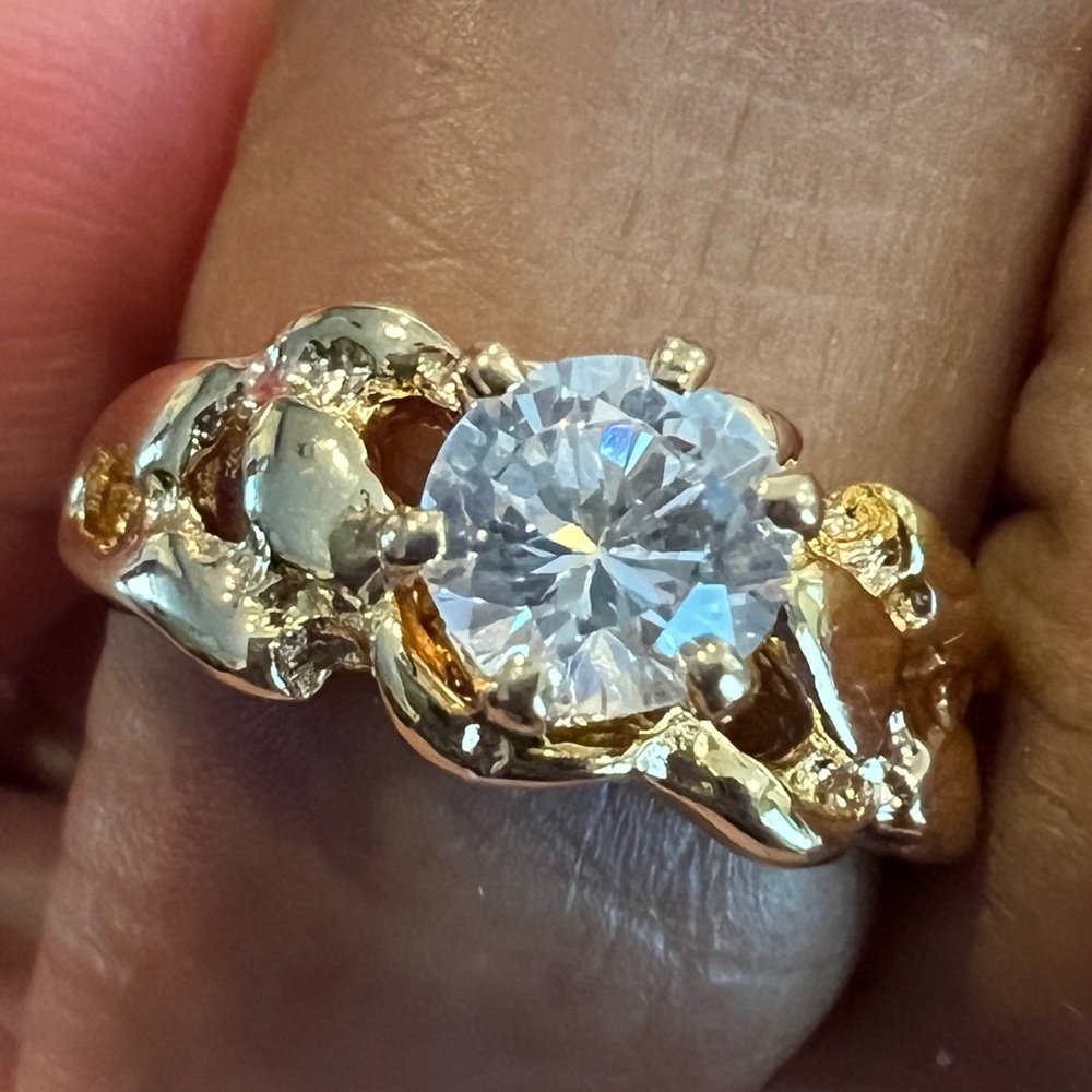 Gold-tone ring with beautiful diamond-like stone/crystal, size 7